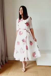 Sukienki - Rozkloszowana sukienka w róże z wiązanym paskiem
