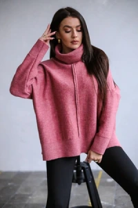 Swetry - Sweter damski me gusta z golfem i ozdobnymi przeszyciami róż