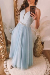 Sukienki - Błękitna sukienka maxi z ozdobnym paskiem i tiulowym dołem