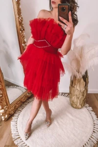 Sukienki - Czerwona sukienka gorsetowa na biust z ozdobnym paskiem