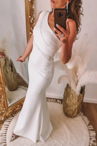 Suknie ślubne - Biała sukienka na jedno ramię z cyrkoniami