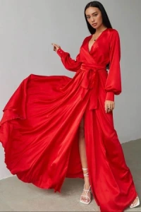 Sukienki - Czerwona satynowa duga sukienka z rozkloszowanym doem nel