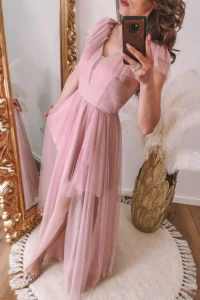 Sukienki - Różowa sukienka z falbankami i rozcięciami