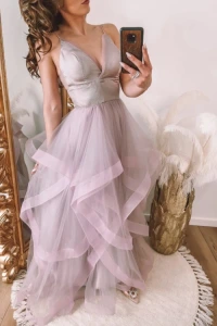 Sukienki - Różowa sukienka tiulowa z asymetrycznym dołem