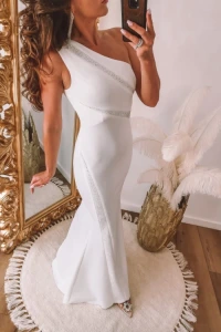 Suknie ślubne - Biała sukienka na jedno ramię z cyrkoniami