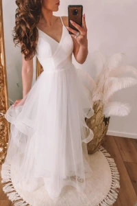Suknie ślubne - Biała sukienka tiulowa z asymetrycznym dołem