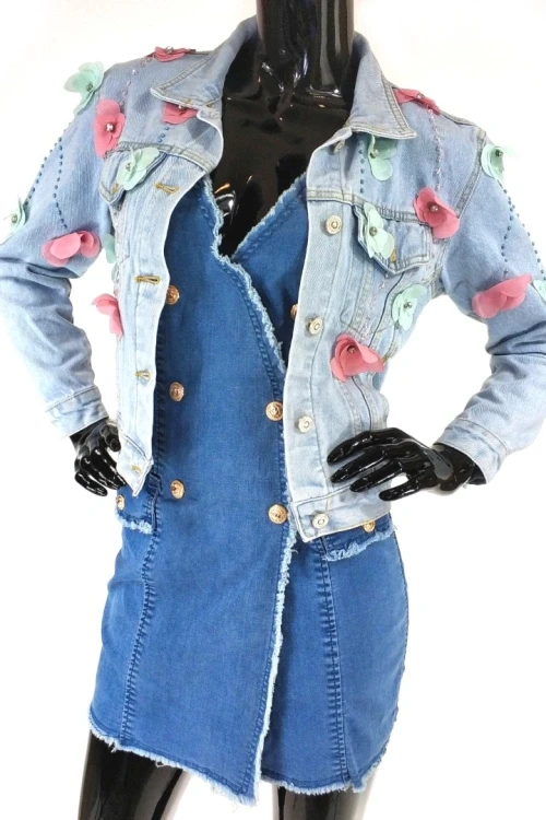 Krótka kurtka jeansowa z kwiatami