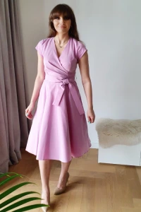 Sukienki - Rozkloszowana sukienka z paskiem