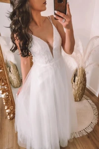 Suknie ślubne - Biała sukienka maxi z prześwitem na biuście