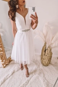 Suknie ślubne - Biała sukienka midi z ozdobnym paskiem