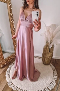 Lilith-sklep.pl - Różowa sukienka satynowa na cienkich ramiączkach z rozcięciem