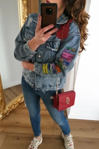 Kurtki - Kurtka jeansowa z aplikacją biżuteryjną na rękawie i plecach