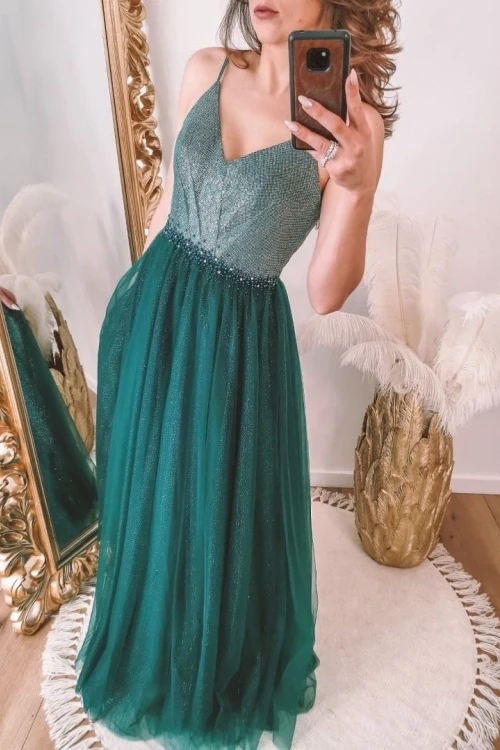 Zielona sukienka z perełkami na cienkich ramiączkach