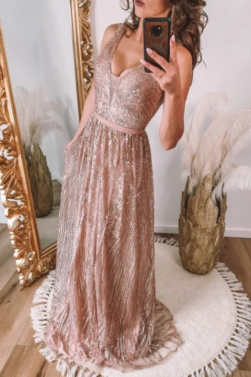 Różowa sukienka maxi rozkloszowana posypana złotym brokatem