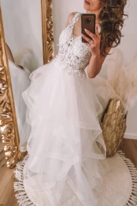 Lilith-sklep.pl - Biała sukienka maxi z asymetrycznym dołem i koronkową górą