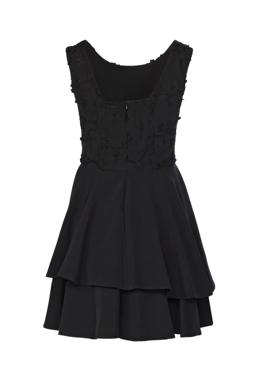 Czarna sukienka z kloszowanym dołem