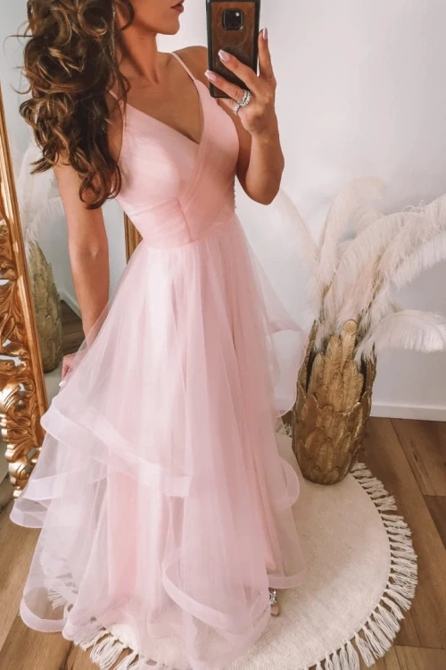 Różowa sukienka tiulowa z asymetrycznym dołem