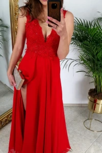 Sukienki - Zwiewna długa sukienka czerwona z rozcięciem na nodze
