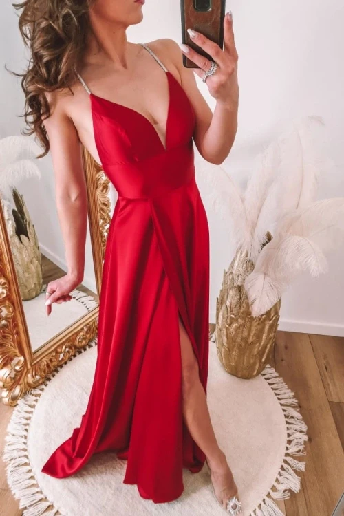 Czerwona sukienka satynowa z ozdobnymi ramiączkami