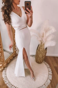 Suknie ślubne - Biała sukienka z rozcięciem na nodze i koralikami na plecach