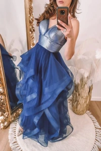 Sukienki - Granatowa sukienka tiulowa z asymetrycznym dołem
