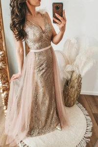 Sukienki - Złota sukienka z tiulowym trenem i piórkami