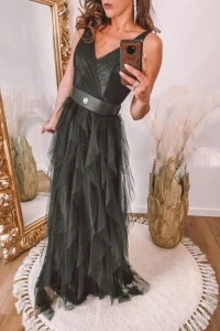 Sukienki - Czarna sukienka maxi z efektownie zdobionym dołem