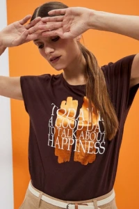 Yups.pl - Brzowy t-shirt z ozdobnym nadrukiem moodo