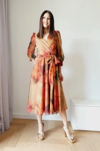 Sukienki - Szyfonowa sukienka w serek i wiązaną szarfą