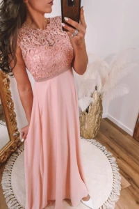 Sukienki - Zwiewna sukienka z maxi z koronką i perełkami, pudrowy róż