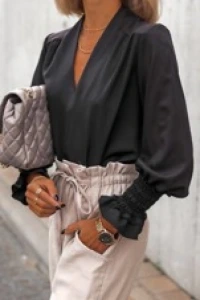 Bluzki - Czarna bluzka damska z falbaną i ściągaczem przy rękawie ANA.