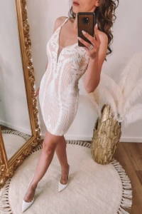 Suknie ślubne - Biała cekinowa sukienka mini na cienkich ramiączkach