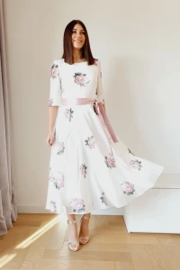 Sukienki - Rozkloszowana sukienka w róże z wiązanym paskiem