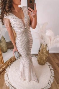 Sukienki - Beżowo-srebrna syrenka z delikatnym rękawkiem i koralikami