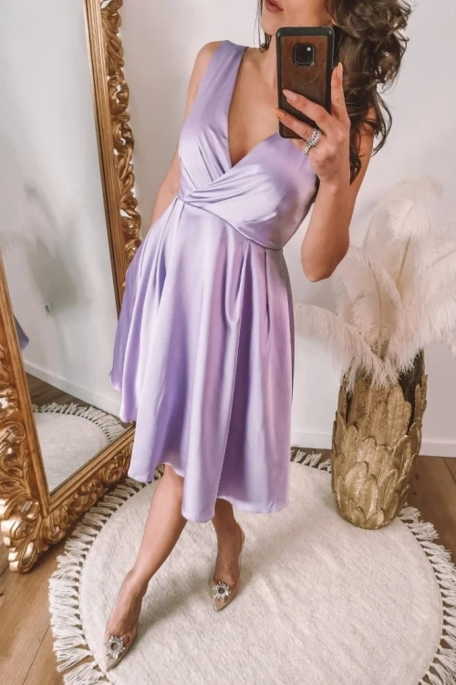 Fioletowa sukienka satynowa na szerokich ramiączkach
