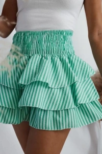 Spódnice - Spódniczka mini z falbaną w zielone paski
