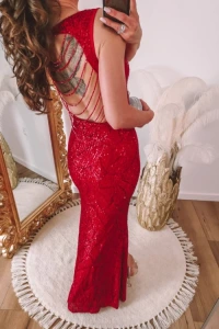 Sukienki - Cekinowa syrenka z rozcięciem na nodze i pięknie zdobionym tyłem czerwona