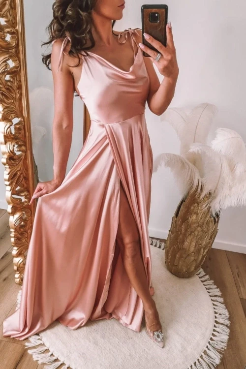 Różowa sukienka satynowa z rozcięciem na nodze