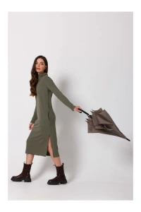 Sukienki - Prosta sukienka midi z półgolfem khaki b274