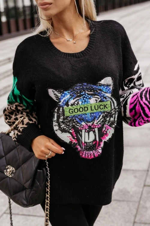 Sweter z cekinową aplikacją good luck czarny