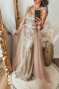 Sukienki - Złota sukienka z tiulowym trenem i piórkami