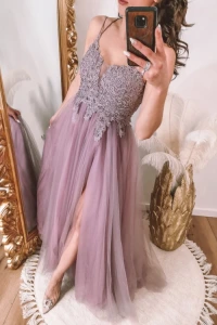 Lilith-sklep.pl - Tiulowa sukienka maxi z rozcięciem na nodze i paseczkami na plecach, wrzosowa