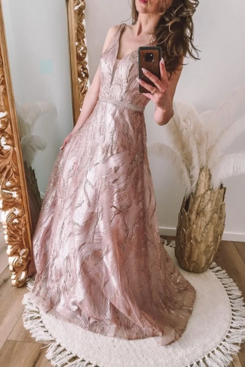 Różowa rozkloszowana sukienka maxi posypana brokatem