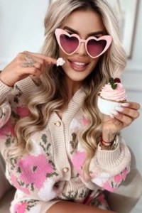 Charlottefashion.pl - Komplet sweterek i spodenki beowy w pastelowe kwiaty n312