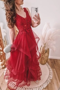 Sukienki - Bordowa sukienka maxi z asymetrycznym dołem i koronkową górą