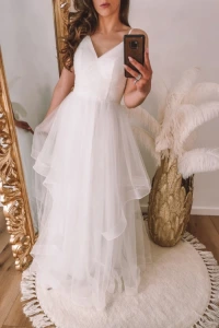 Suknie ślubne - Biała sukienka tiulowa z asymetrycznym dołem