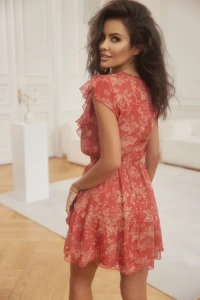 Sukienki - Imelda - delikatna sukienka z kompozycją falbanek