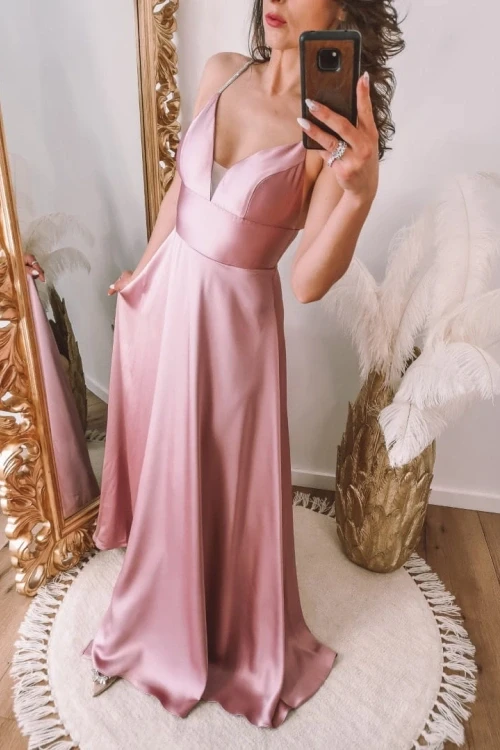 Różowa sukienka satynowa z ozdobnymi ramiączkami