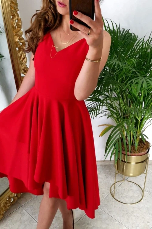 Czerwona sukienka asymetryczna na cienkich ramiączkach
