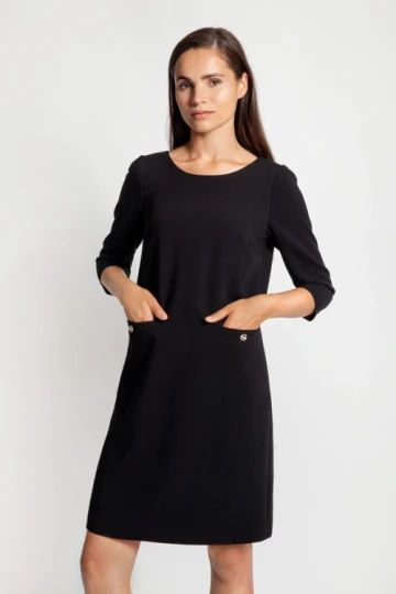 Czarna prosta sukienka z biuteryjnymi guzikami
